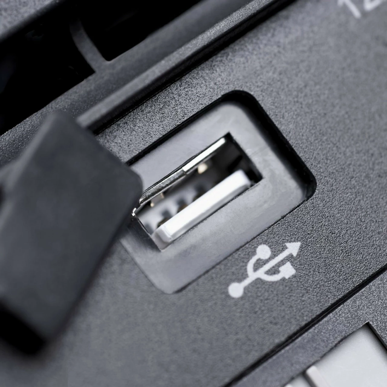 Dometic Waeco CoolFreeze CFX 28 Portable Compressor Fridge Freezer Cool Box 10 Dometic Waeco CoolFreeze CFX 28 Portable Compressor Fridge Freezer Cool Box - Image 8