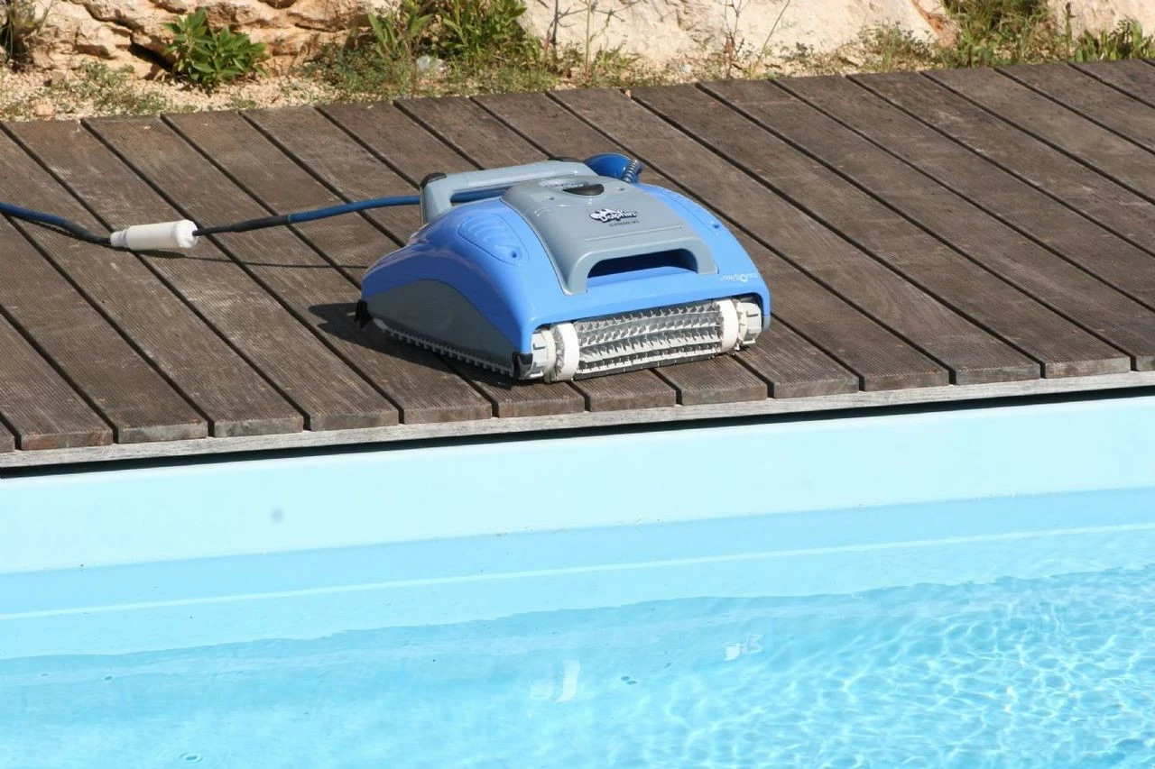 Dolphin Supreme M200 Electronic Swimming Pool Cleaner 4 Dolphin Supreme M200 Electronic Swimming Pool Cleaner - Image 2