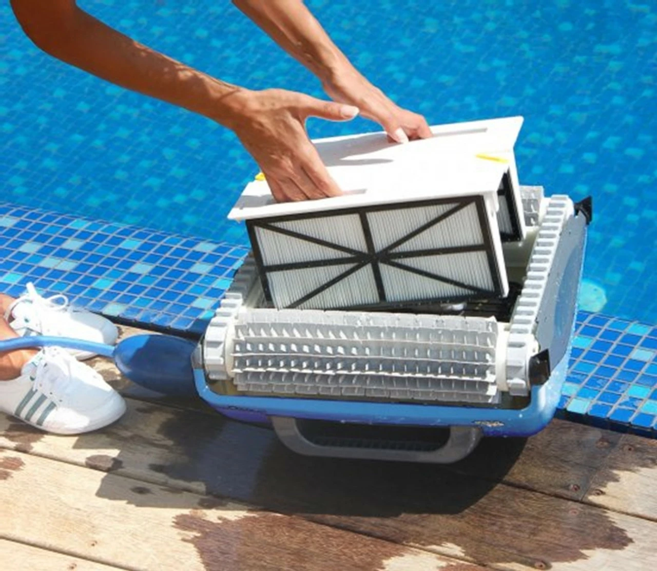 Dolphin Supreme M200 Electronic Swimming Pool Cleaner 5 Dolphin Supreme M200 Electronic Swimming Pool Cleaner - Image 3