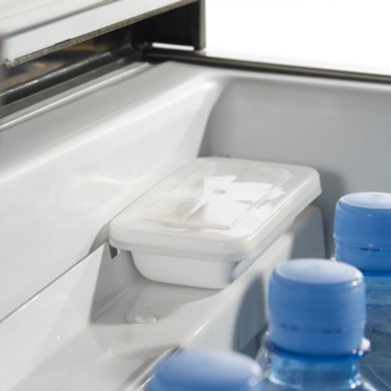 Dometic CombiCool ACX 30 3-Way Coolbox Fridge Freezer 9 Dometic CombiCool ACX 30 3-Way Coolbox Fridge Freezer - Image 7