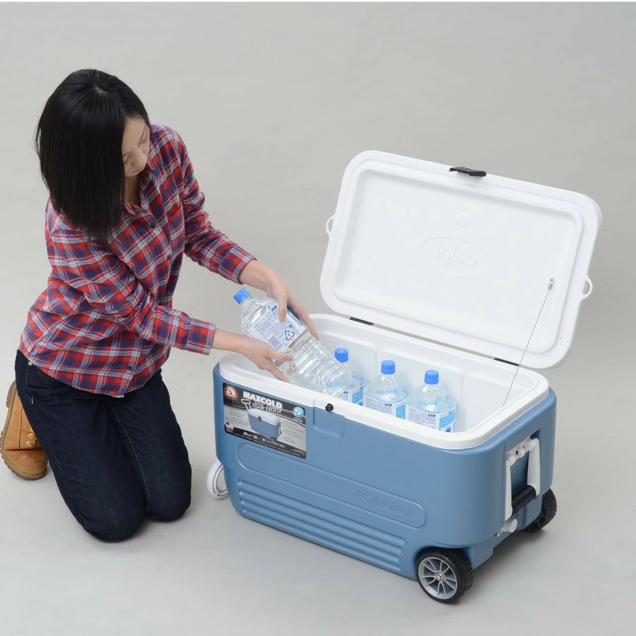 Igloo MaxCold 60 Roller Cool Box Wheeled Ice Chest 7 Igloo MaxCold 60 Roller Cool Box Wheeled Ice Chest - Image 5